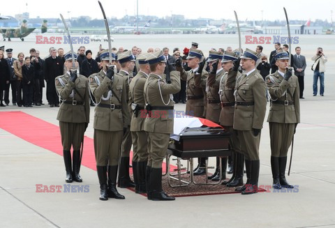 Uroczystości na lotnisku i przejazd konduktu z ciałem Prezydenta