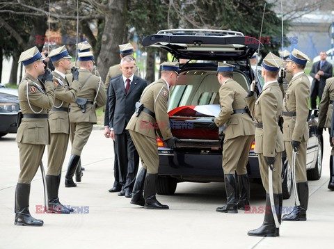 Uroczystości na lotnisku i przejazd konduktu z ciałem Prezydenta