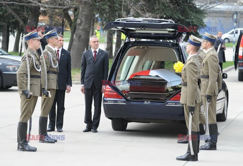 Uroczystości na lotnisku i przejazd konduktu z ciałem Prezydenta