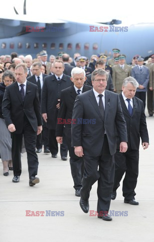 Uroczystości na lotnisku i przejazd konduktu z ciałem Prezydenta