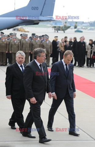 Uroczystości na lotnisku i przejazd konduktu z ciałem Prezydenta