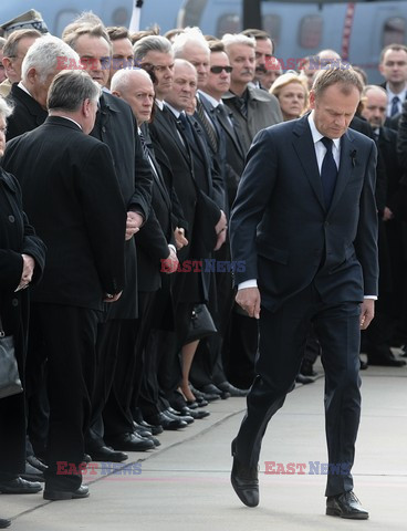 Uroczystości na lotnisku i przejazd konduktu z ciałem Prezydenta