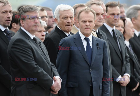 Uroczystości na lotnisku i przejazd konduktu z ciałem Prezydenta