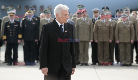 Uroczystości na lotnisku i przejazd konduktu z ciałem Prezydenta