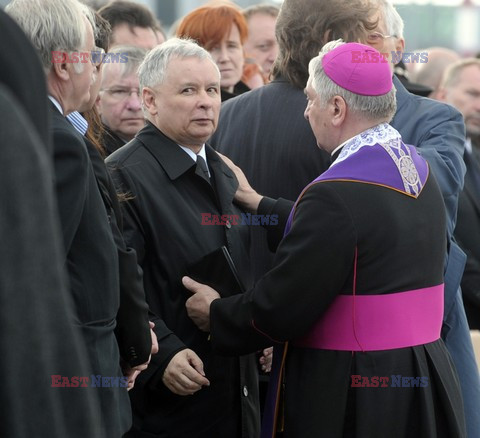 Uroczystości na lotnisku i przejazd konduktu z ciałem Prezydenta