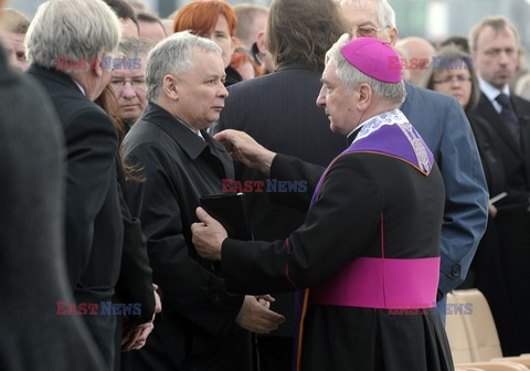 Uroczystości na lotnisku i przejazd konduktu z ciałem Prezydenta