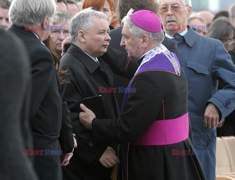 Uroczystości na lotnisku i przejazd konduktu z ciałem Prezydenta