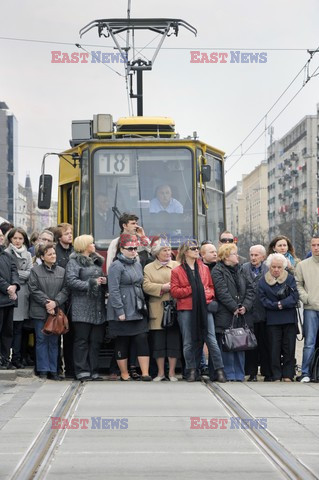 Uroczystości na lotnisku i przejazd konduktu z ciałem Prezydenta