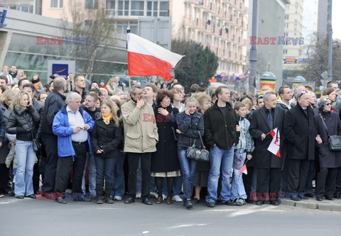 Uroczystości na lotnisku i przejazd konduktu z ciałem Prezydenta