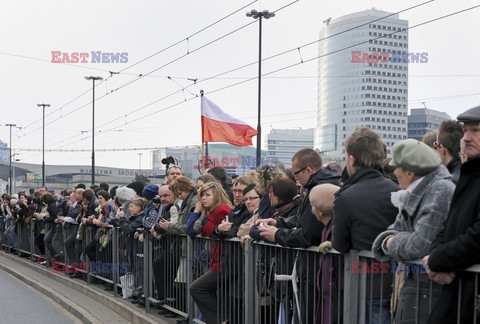 Uroczystości na lotnisku i przejazd konduktu z ciałem Prezydenta