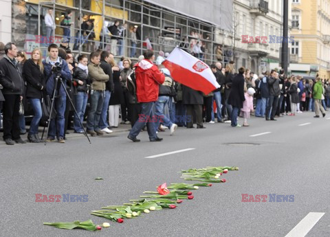 Uroczystości na lotnisku i przejazd konduktu z ciałem Prezydenta