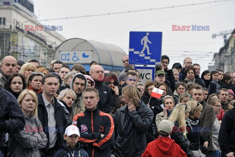 Uroczystości na lotnisku i przejazd konduktu z ciałem Prezydenta