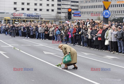 Uroczystości na lotnisku i przejazd konduktu z ciałem Prezydenta