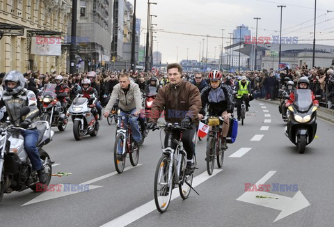 Uroczystości na lotnisku i przejazd konduktu z ciałem Prezydenta