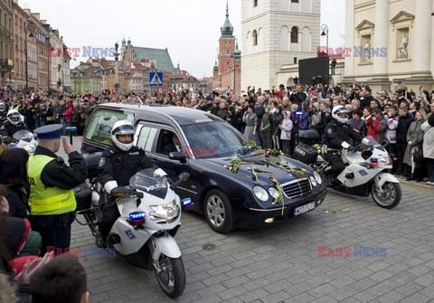 Uroczystości na lotnisku i przejazd konduktu z ciałem Prezydenta