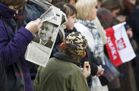 Uroczystości na lotnisku i przejazd konduktu z ciałem Prezydenta