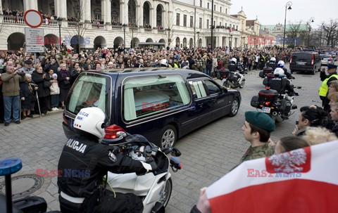 Uroczystości na lotnisku i przejazd konduktu z ciałem Prezydenta