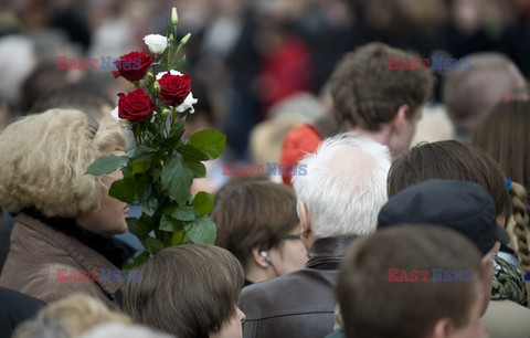 Uroczystości na lotnisku i przejazd konduktu z ciałem Prezydenta