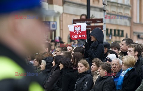 Uroczystości na lotnisku i przejazd konduktu z ciałem Prezydenta