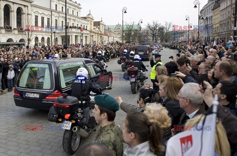 Uroczystości na lotnisku i przejazd konduktu z ciałem Prezydenta