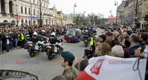 Uroczystości na lotnisku i przejazd konduktu z ciałem Prezydenta