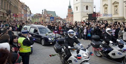 Uroczystości na lotnisku i przejazd konduktu z ciałem Prezydenta