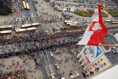 Uroczystości na lotnisku i przejazd konduktu z ciałem Prezydenta