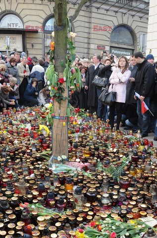 Uroczystości na lotnisku i przejazd konduktu z ciałem Prezydenta