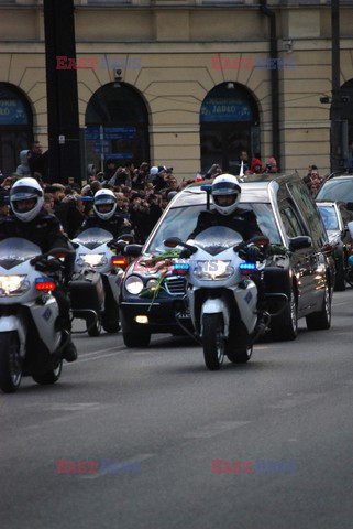 Uroczystości na lotnisku i przejazd konduktu z ciałem Prezydenta