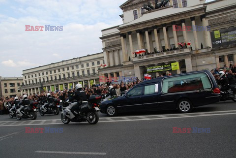 Uroczystości na lotnisku i przejazd konduktu z ciałem Prezydenta