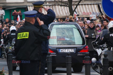 Uroczystości na lotnisku i przejazd konduktu z ciałem Prezydenta