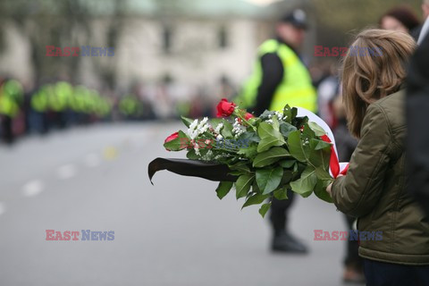 Uroczystości na lotnisku i przejazd konduktu z ciałem Prezydenta