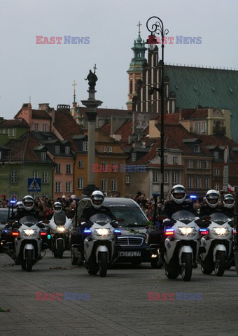 Uroczystości na lotnisku i przejazd konduktu z ciałem Prezydenta