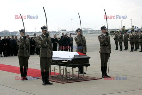 Uroczystości na lotnisku i przejazd konduktu z ciałem Prezydenta