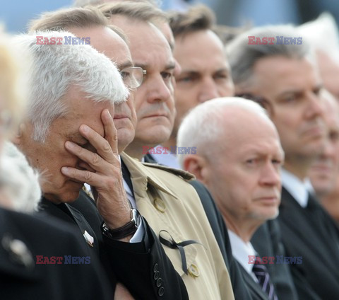 Uroczystości na lotnisku i przejazd konduktu z ciałem Prezydenta