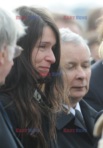 Uroczystości na lotnisku i przejazd konduktu z ciałem Prezydenta