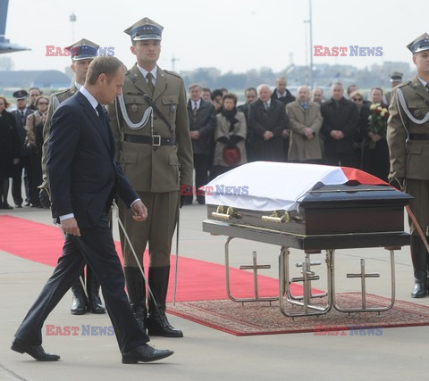 Uroczystości na lotnisku i przejazd konduktu z ciałem Prezydenta