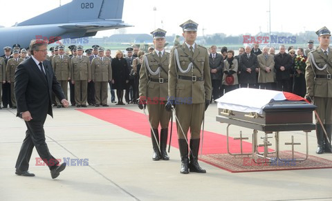 Uroczystości na lotnisku i przejazd konduktu z ciałem Prezydenta