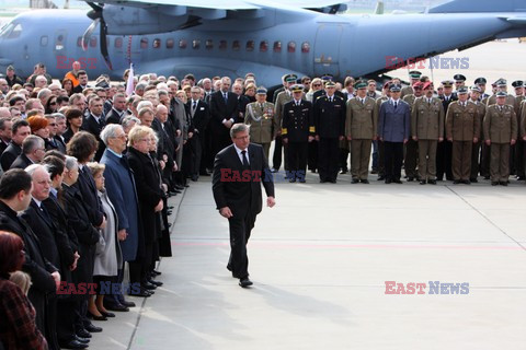 Uroczystości na lotnisku i przejazd konduktu z ciałem Prezydenta