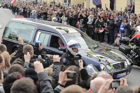 Uroczystości na lotnisku i przejazd konduktu z ciałem Prezydenta