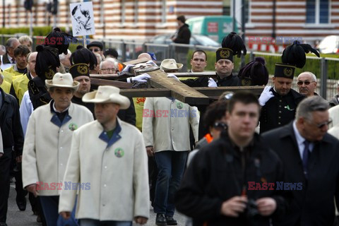 Przeniesienie historycznego krzyża księdza Jerzego Popiełuszki