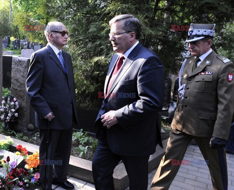 Bronisław Komorowski i Wojciech Jaruzelski na Cmentarzu Dońskim