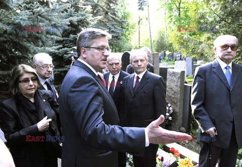 Bronisław Komorowski i Wojciech Jaruzelski na Cmentarzu Dońskim