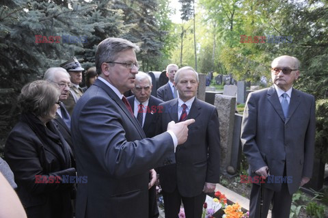 Bronisław Komorowski i Wojciech Jaruzelski na Cmentarzu Dońskim