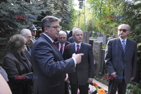 Bronisław Komorowski i Wojciech Jaruzelski na Cmentarzu Dońskim