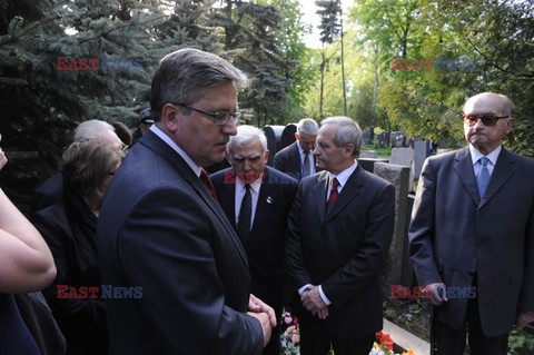 Bronisław Komorowski i Wojciech Jaruzelski na Cmentarzu Dońskim