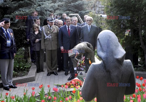 Bronisław Komorowski i Wojciech Jaruzelski na Cmentarzu Dońskim