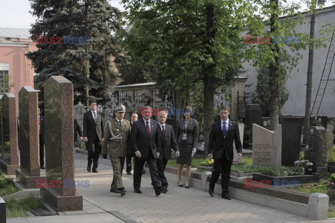 Bronisław Komorowski i Wojciech Jaruzelski na Cmentarzu Dońskim