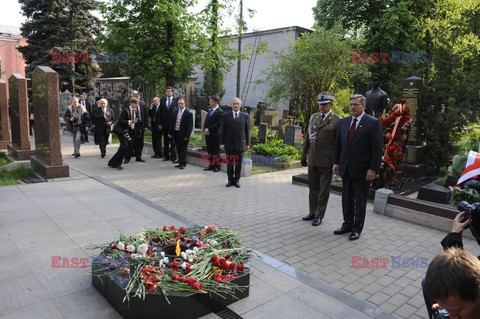 Bronisław Komorowski i Wojciech Jaruzelski na Cmentarzu Dońskim