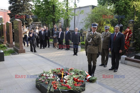 Bronisław Komorowski i Wojciech Jaruzelski na Cmentarzu Dońskim